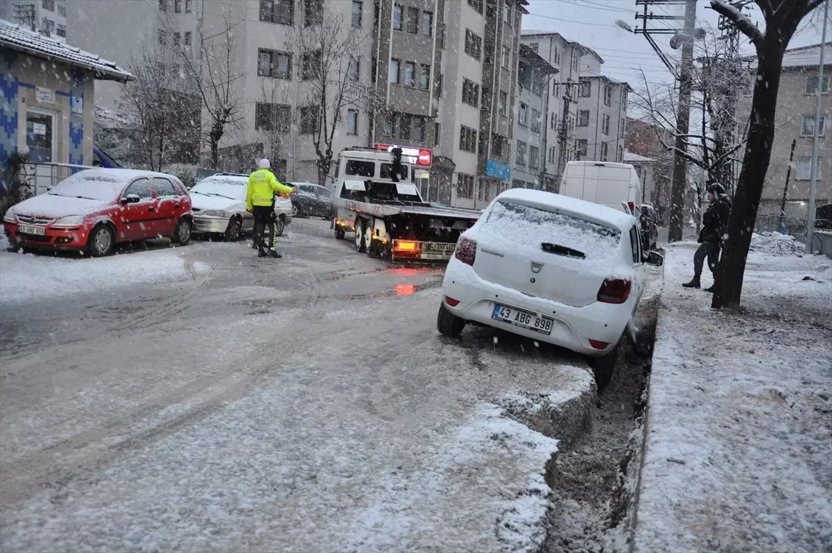 Kütahya'da çukura düşen araç çekici yardımıyla kurtarıldı