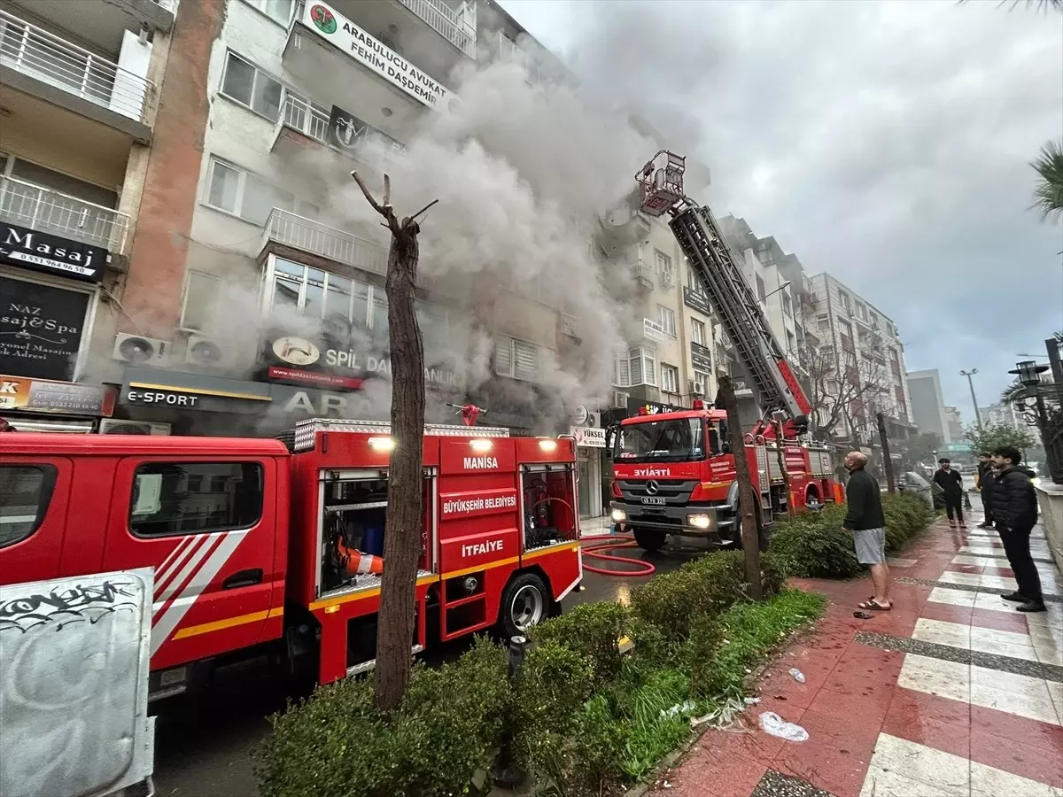 Manisa'da internet kafeden eve sıçrayan yangında 5 kişi dumandan etkilendi
