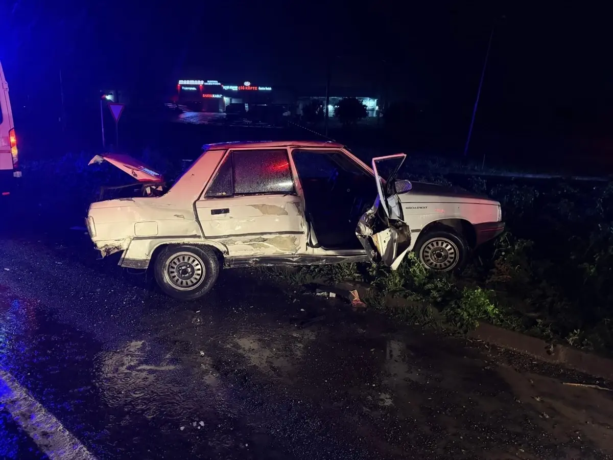 Manisa'da tır ile otomobilin çarpıştığı kazada 3 kişi yaralandı
