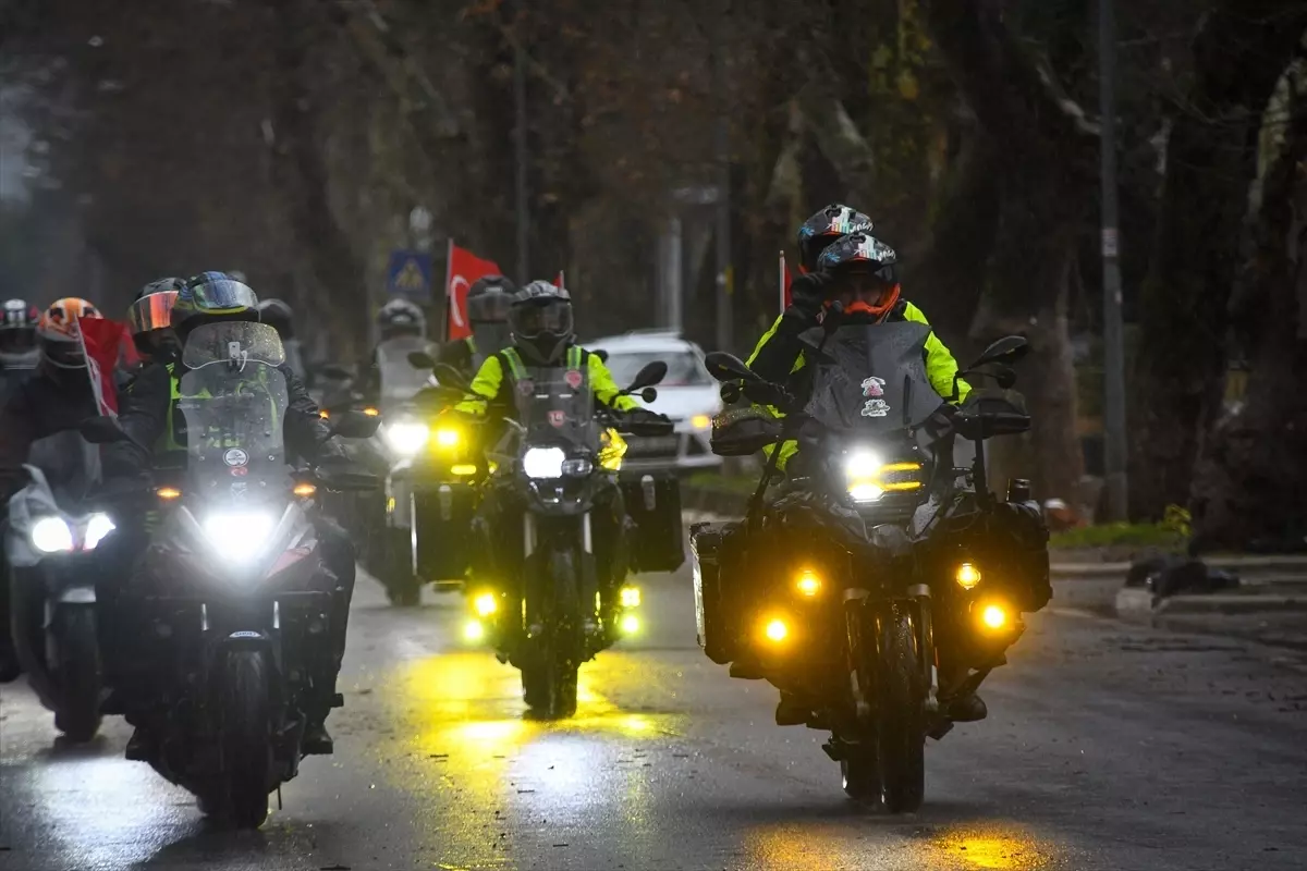 Motosiklet tutkunları Sındırgılı depremzedelerle buluştu