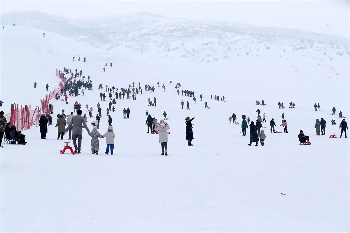 Muş'ta kayakseverler hafta sonu tatilini kayak merkezinde değerlendirdi