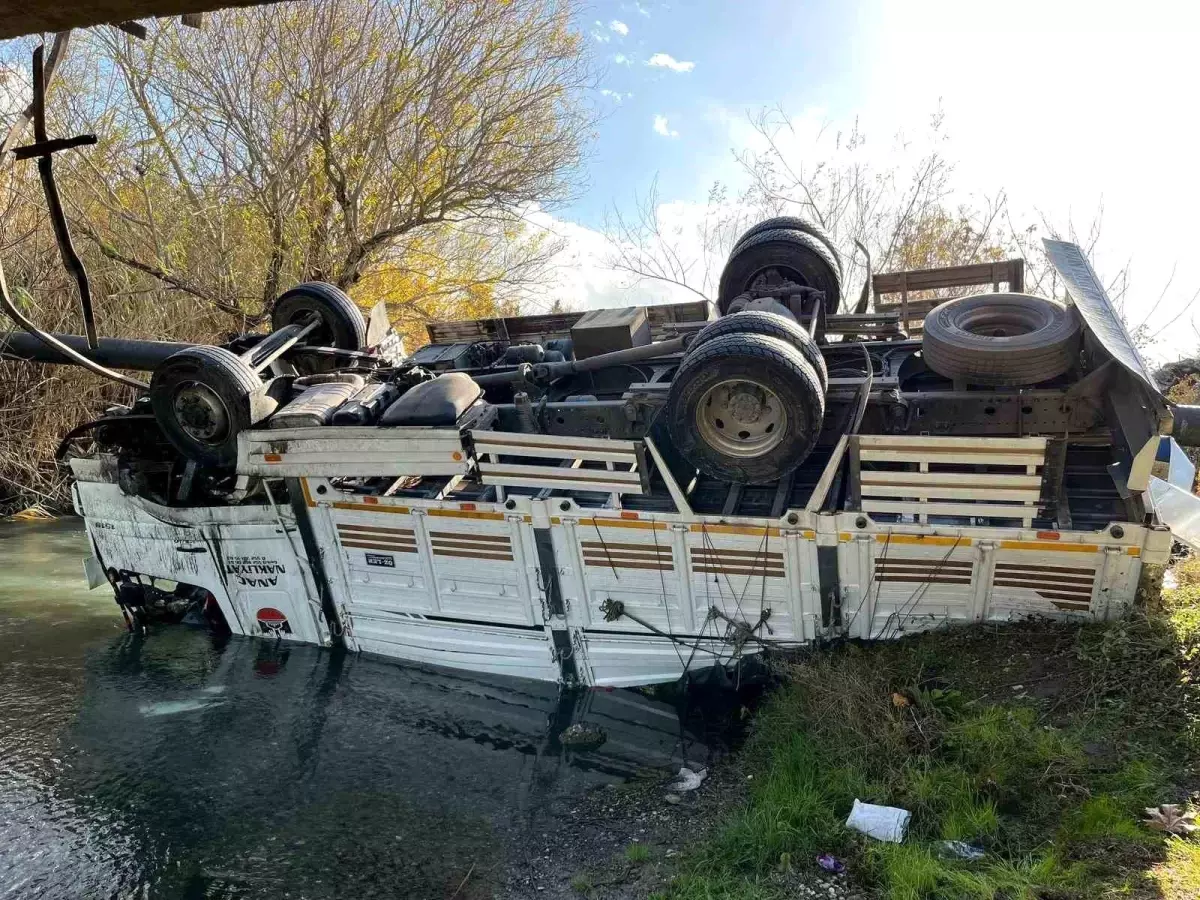 Osmaniye'de turp yüklü kamyon dereye devrildi