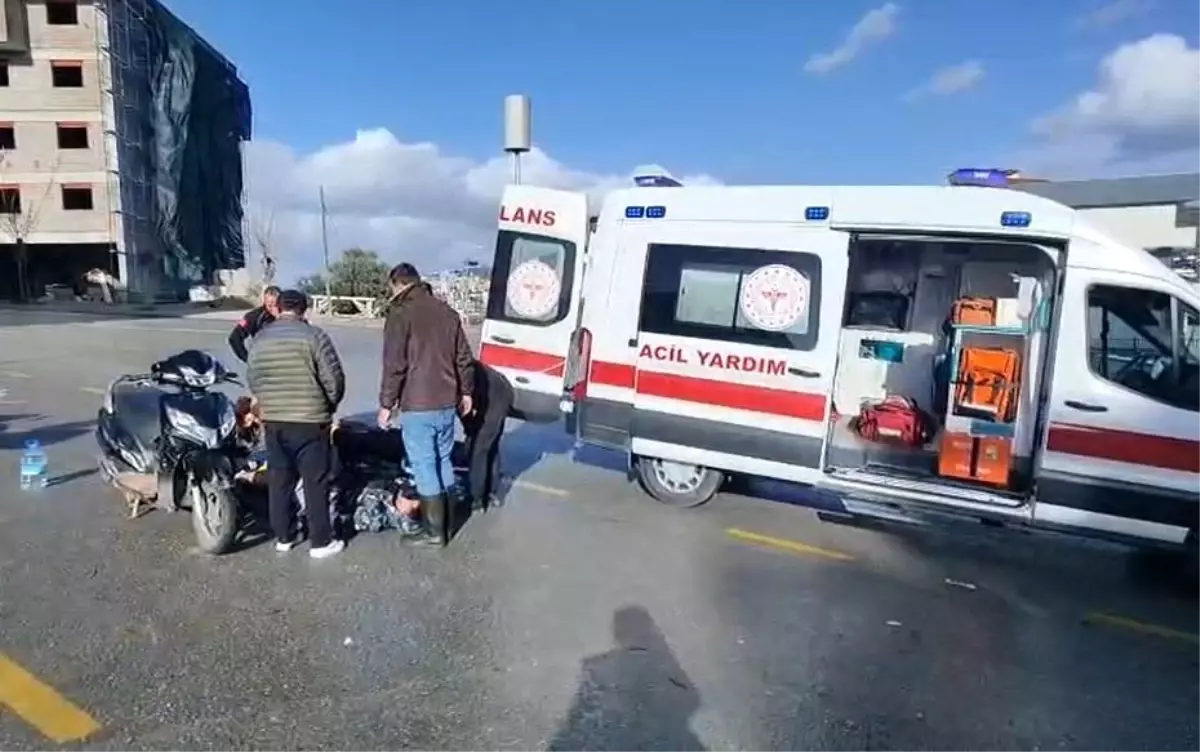 Otomobil ile çarpışan motosiklet sürücüsünün bacağı kırıldı