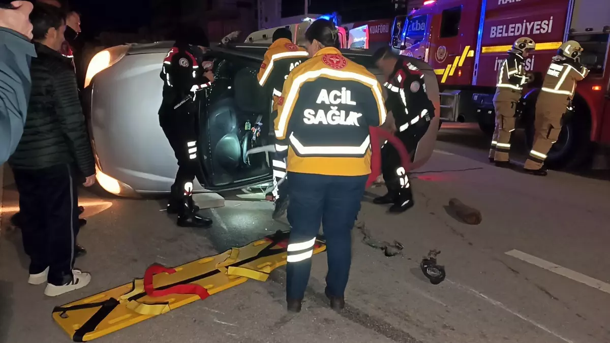 Park halindeki otomobile çarpıp takla atan araçta mahsur kaldı