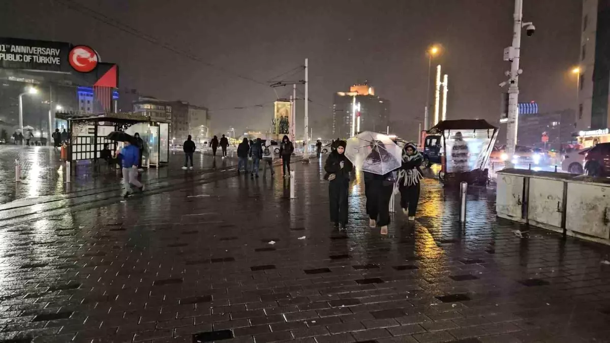 Sağanak yağışın etkili olduğu Taksim'de şimşekler geceyi aydınlattı