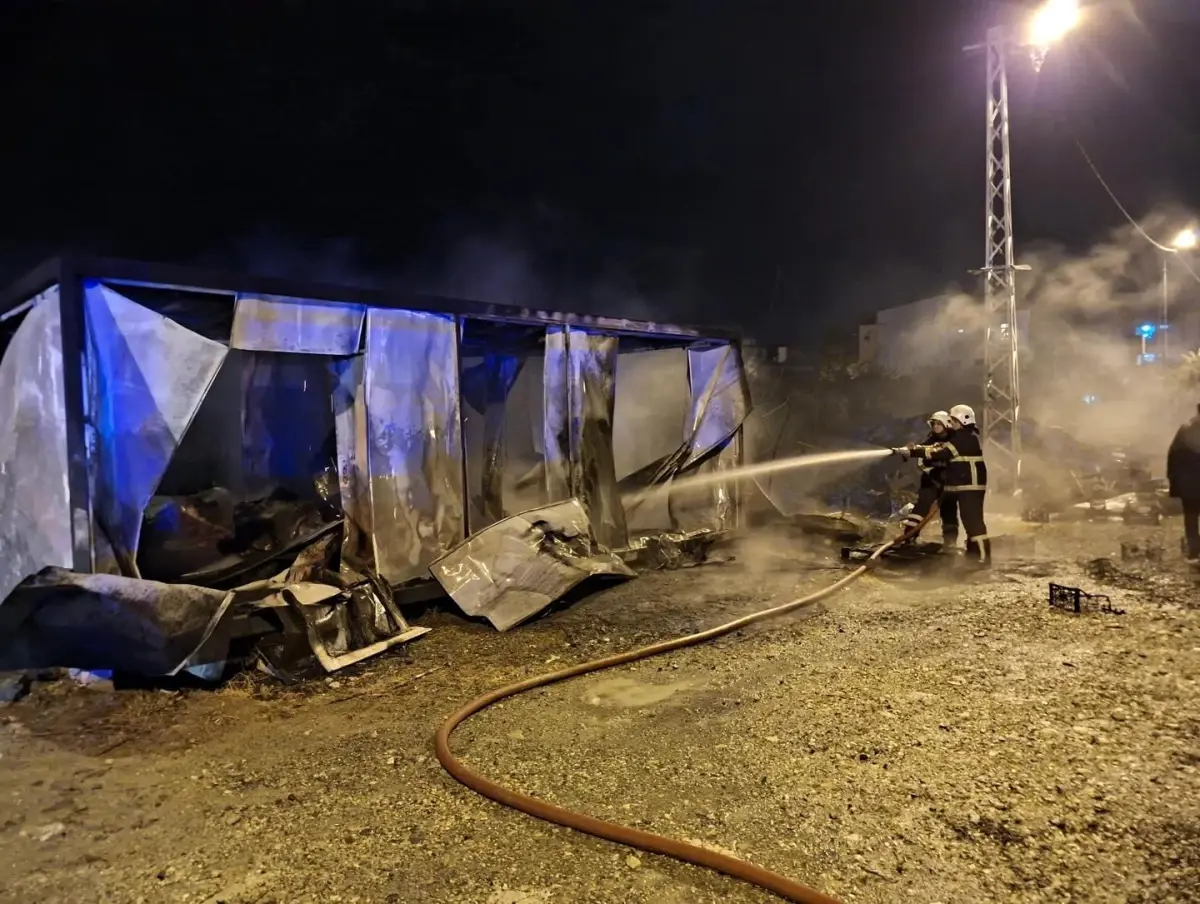 Samandağ'da konteyner yangını