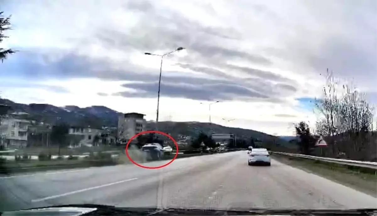 Samsun'da cenaze dönüşü 4 kişinin yaralandığı kaza araç kamerasına yansıdı