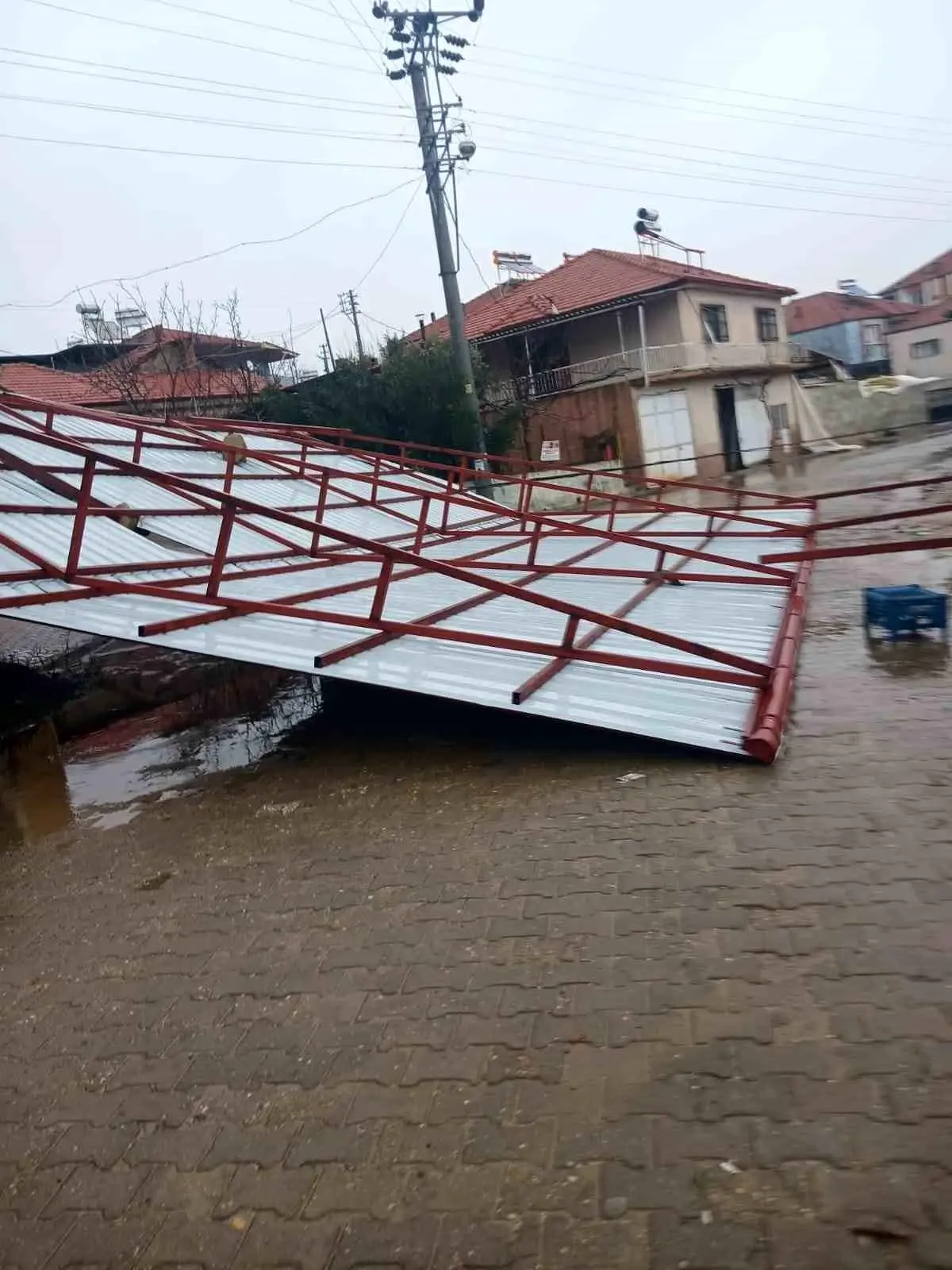 Sarıgöl'de fırtına etkili oldu