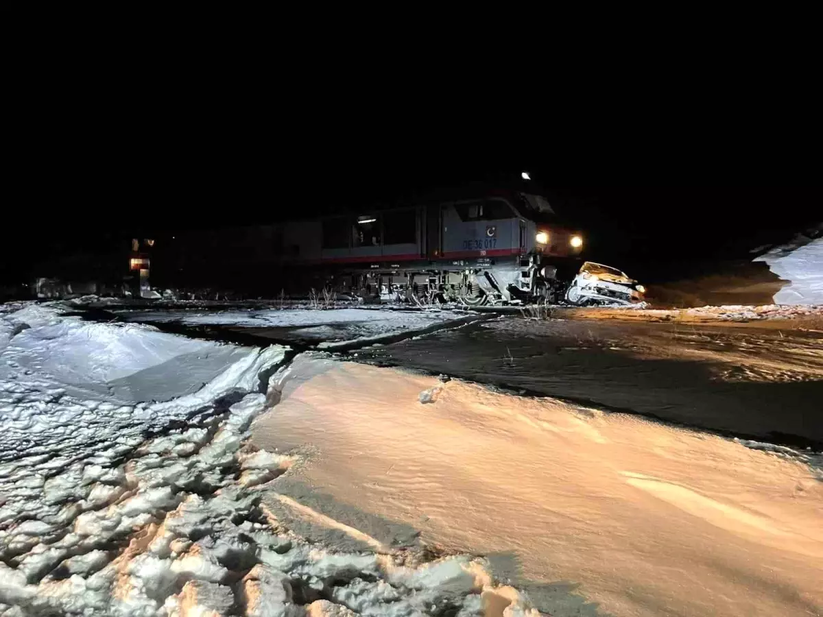 Sarıkamış'ta yük treni otomobile çarptı: 1 yaralı