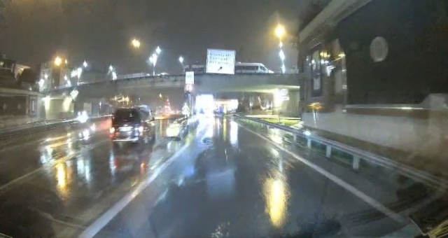 servis minibusunun camini yumrukladi seni 19450692 5712 m