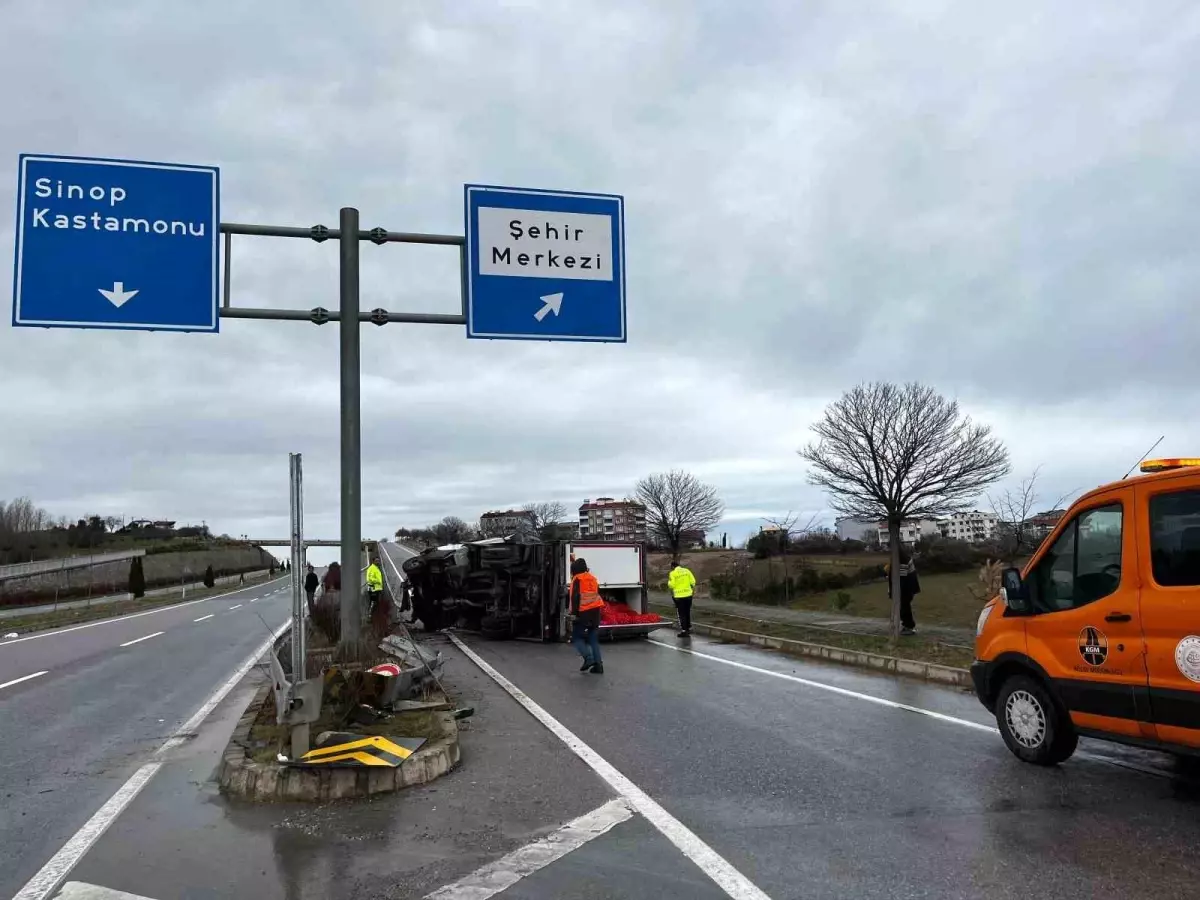 Sinop'ta kamyonet devrildi