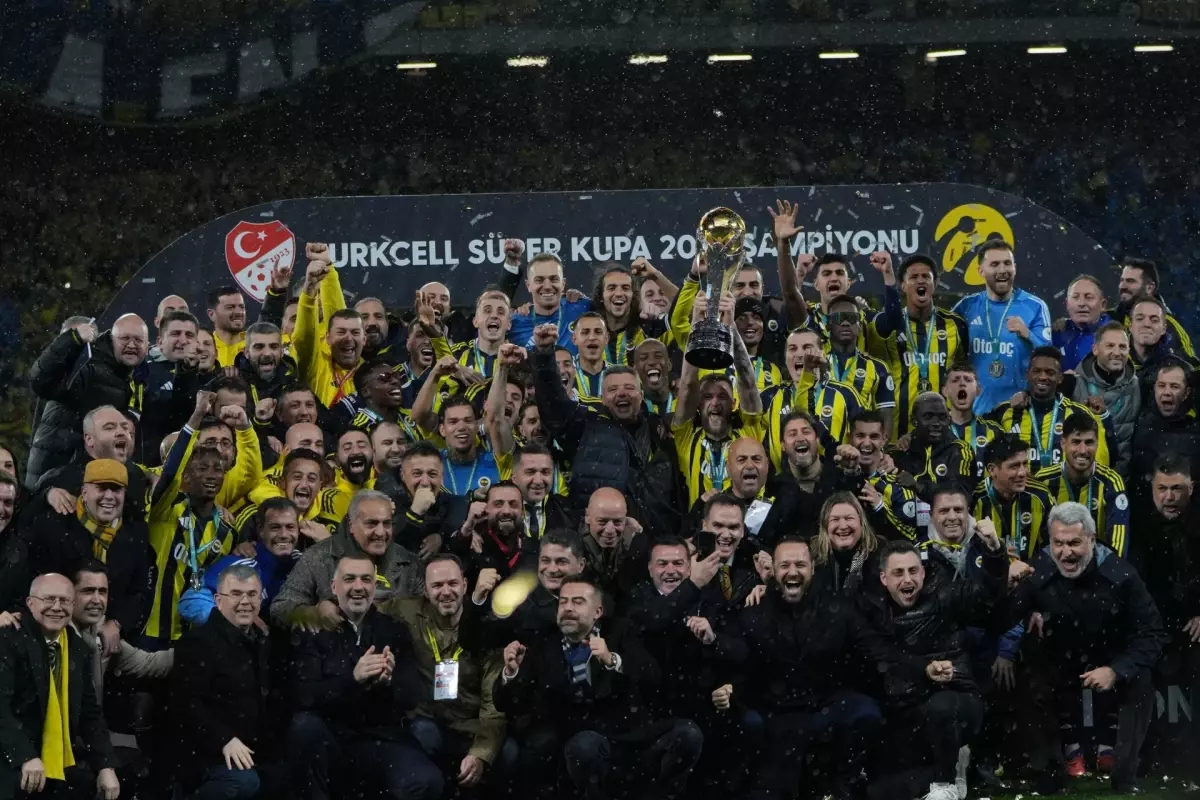 Süper Kupa'yı kazanan Fenerbahçe, 2026 yılına kupayla başladı