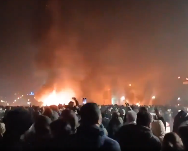 Призыв Ризы Пехлеви, находящегося в изгнании, к протестующим в Иране: Не покидайте улицы