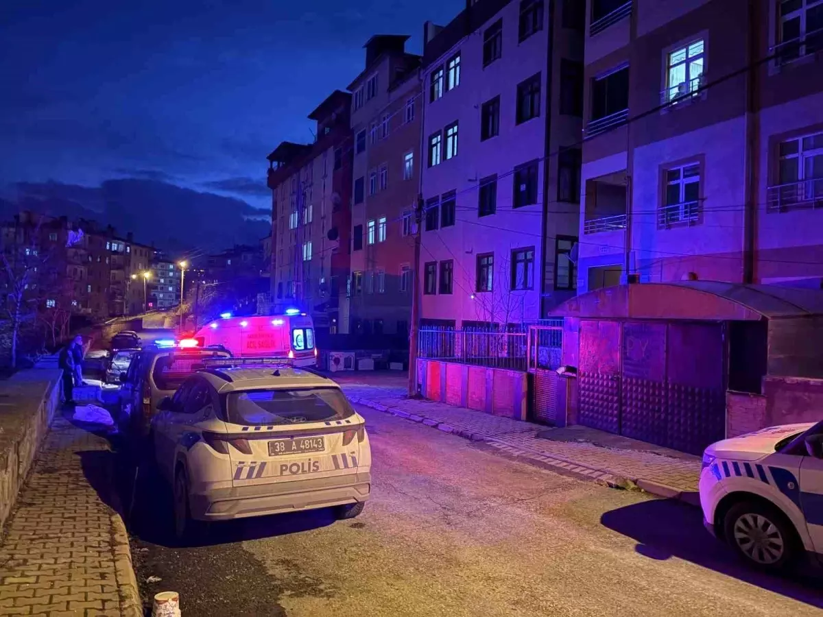 Tartıştığı erkek arkadaşını banyoda bıçaklayarak öldürdü