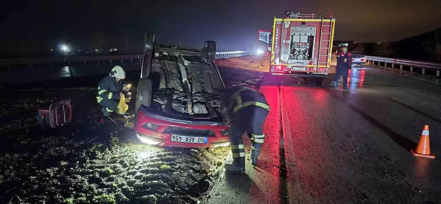 Ters dönen otomobildeki 2 kişi yaralandı