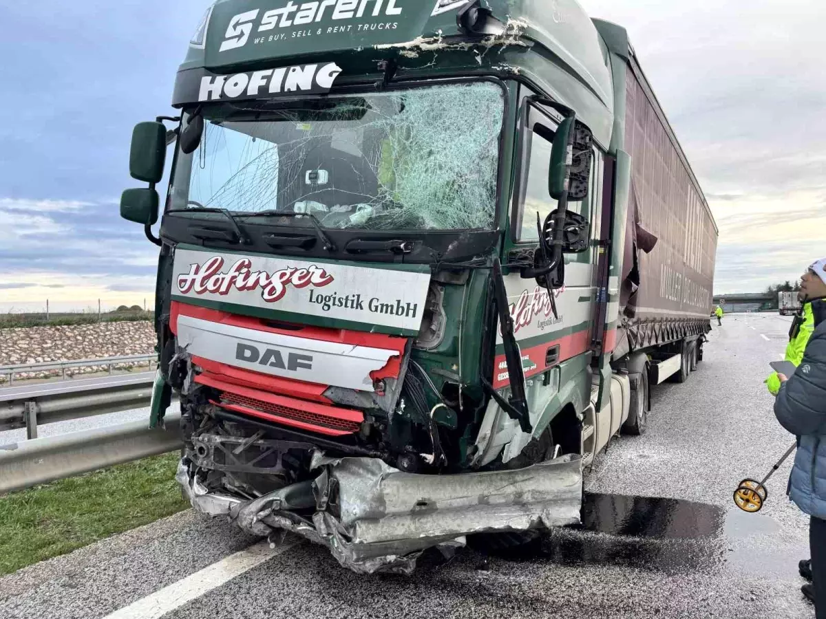 Tır bariyerleri kağıt gibi ezdi