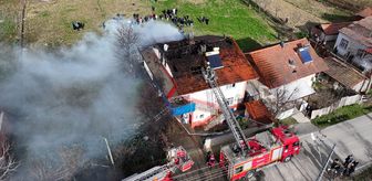 Tokat'ta ahırda başlayan ve 2 katlı evin çatısına sıçrayan yangın söndürüldü