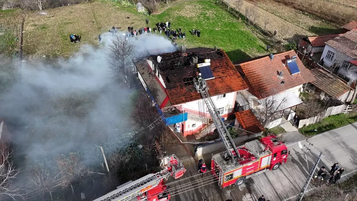 Tokat'ta ahırda başlayan ve 2 katlı evin çatısına sıçrayan yangın söndürüldü