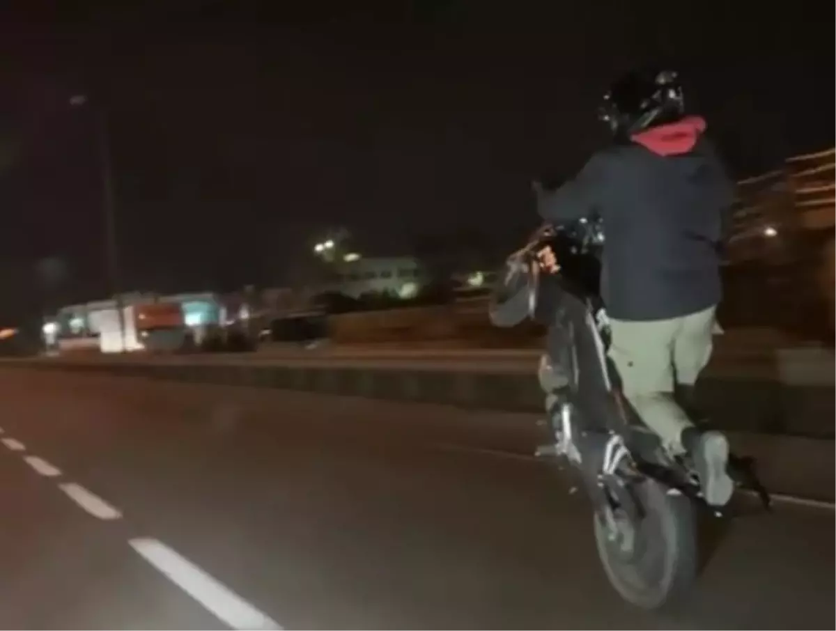 Trafikte tek teker üzerinde motosiklet kullandı; o anlar kamerada