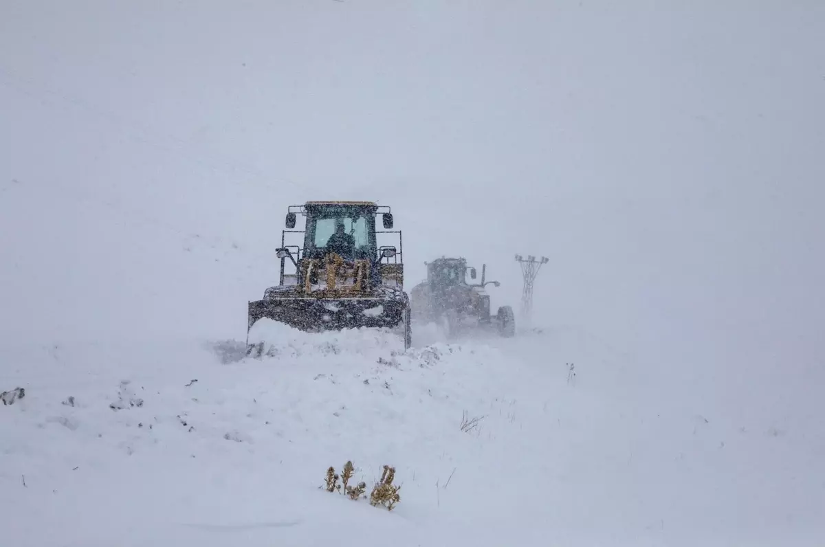 Van'da Kar Yağışı Nedeniyle Yolu Kapanan Yerleşim Yerlerinin Yarısı Ulaşıma Açıldı