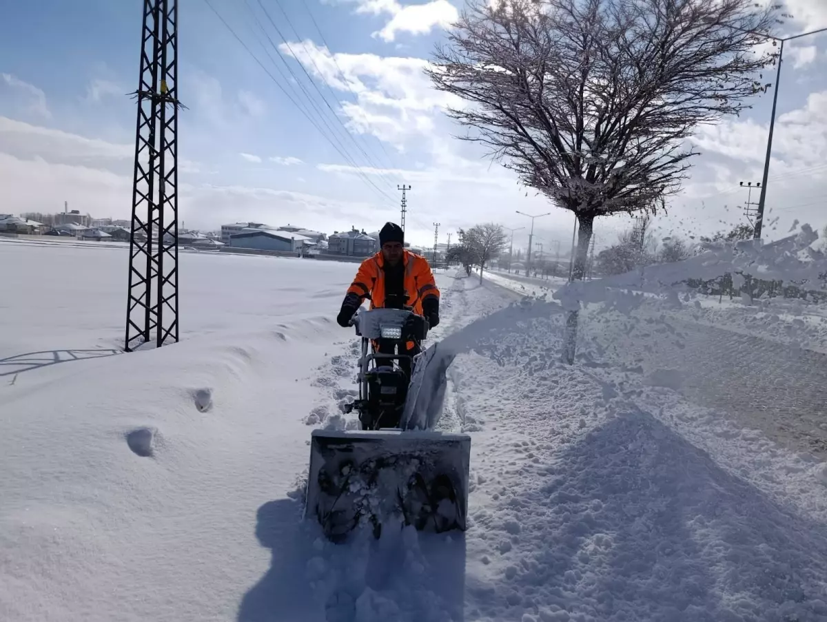 Van'da kar yağışı nedeniyle kapanan 278 yerleşim yerinin yolu açıldı