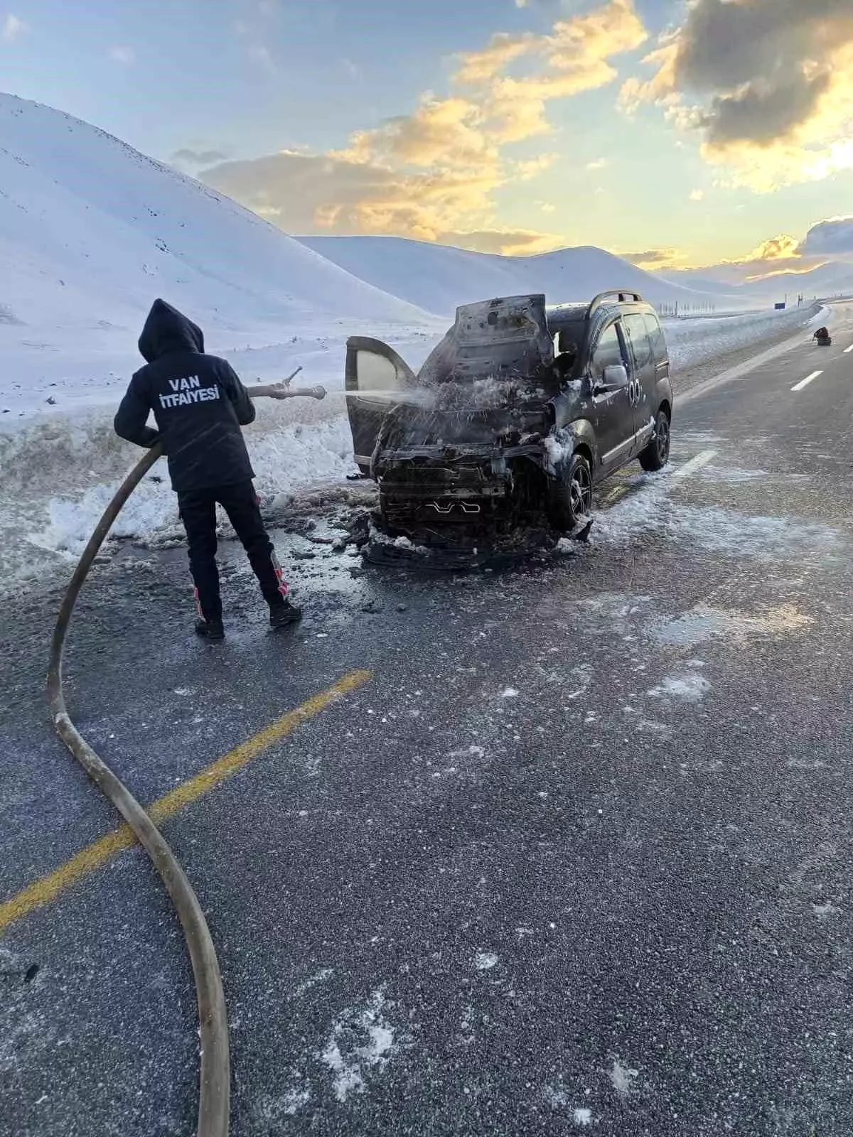 Van'da seyir halindeki kamyonet yandı