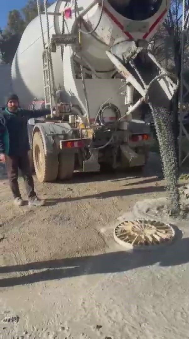 لم يبالِ برد فعل المواطن، وصب الخرسانة في المجاري