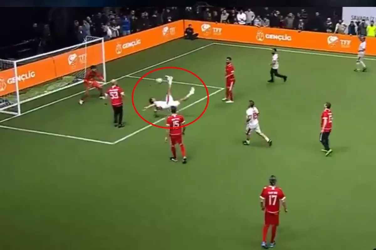 44 yaşındaki Volkan Demirel'den muhteşem röveşata golü