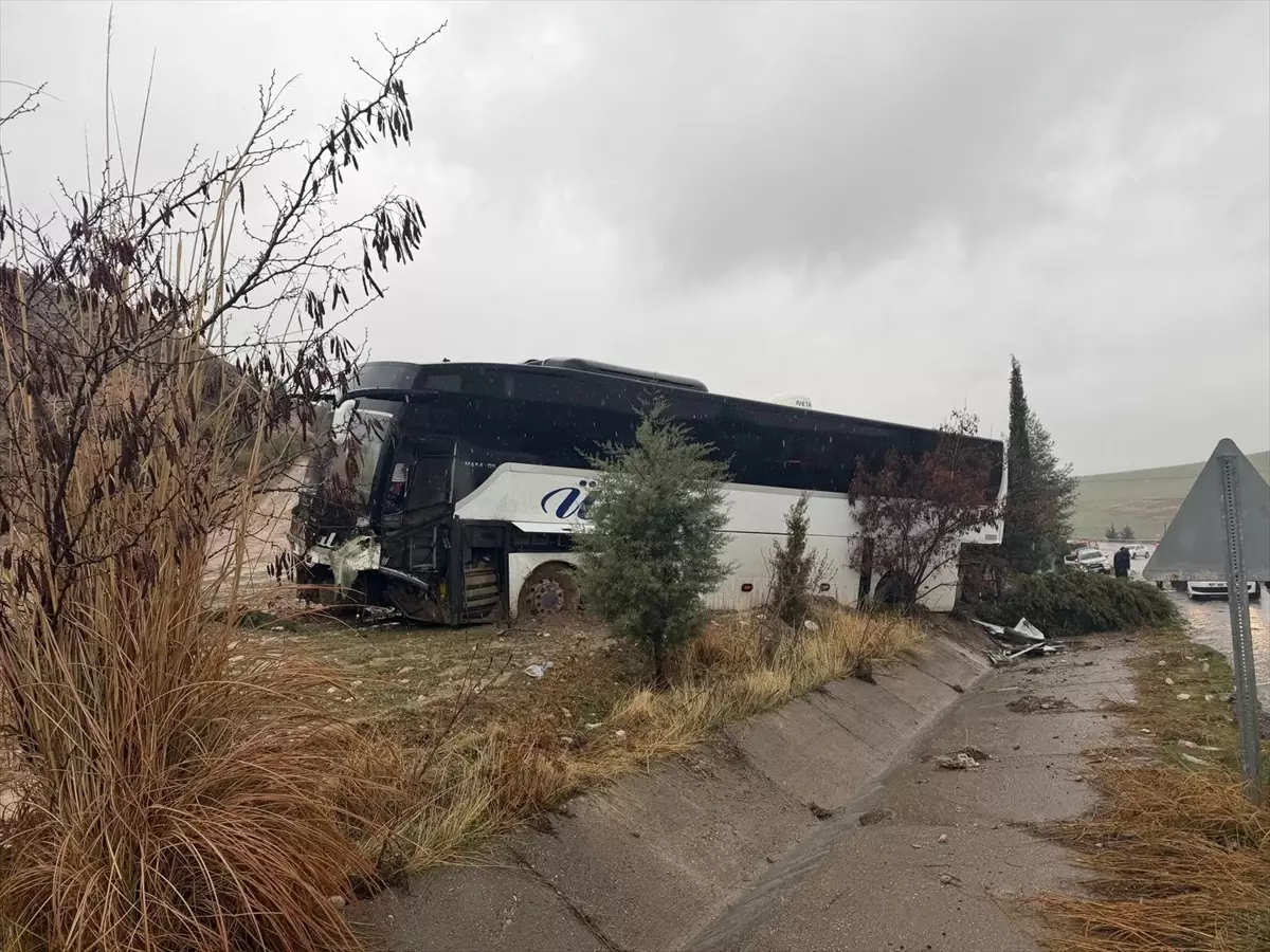 Adıyaman'da yolcu otobüsü ile otomobilin çarpıştığı kazada 3 kişi öldü