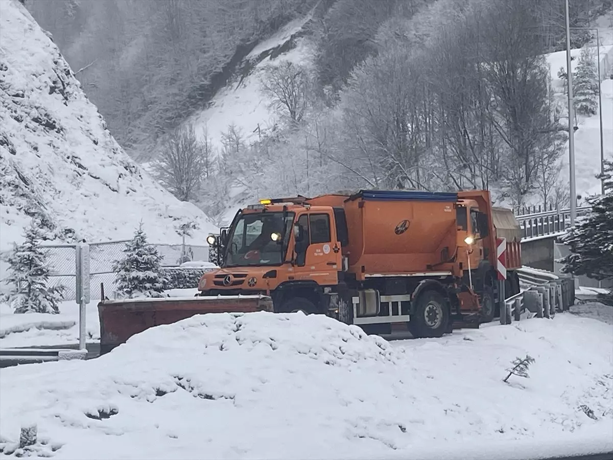 Anadolu Otoyolu ve D-100 kara yolu Bolu Dağı geçişinde kar etkili oluyor