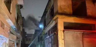 Antakya ilçesinde 2 katlı metruk binada çıkan yangın söndürüldü