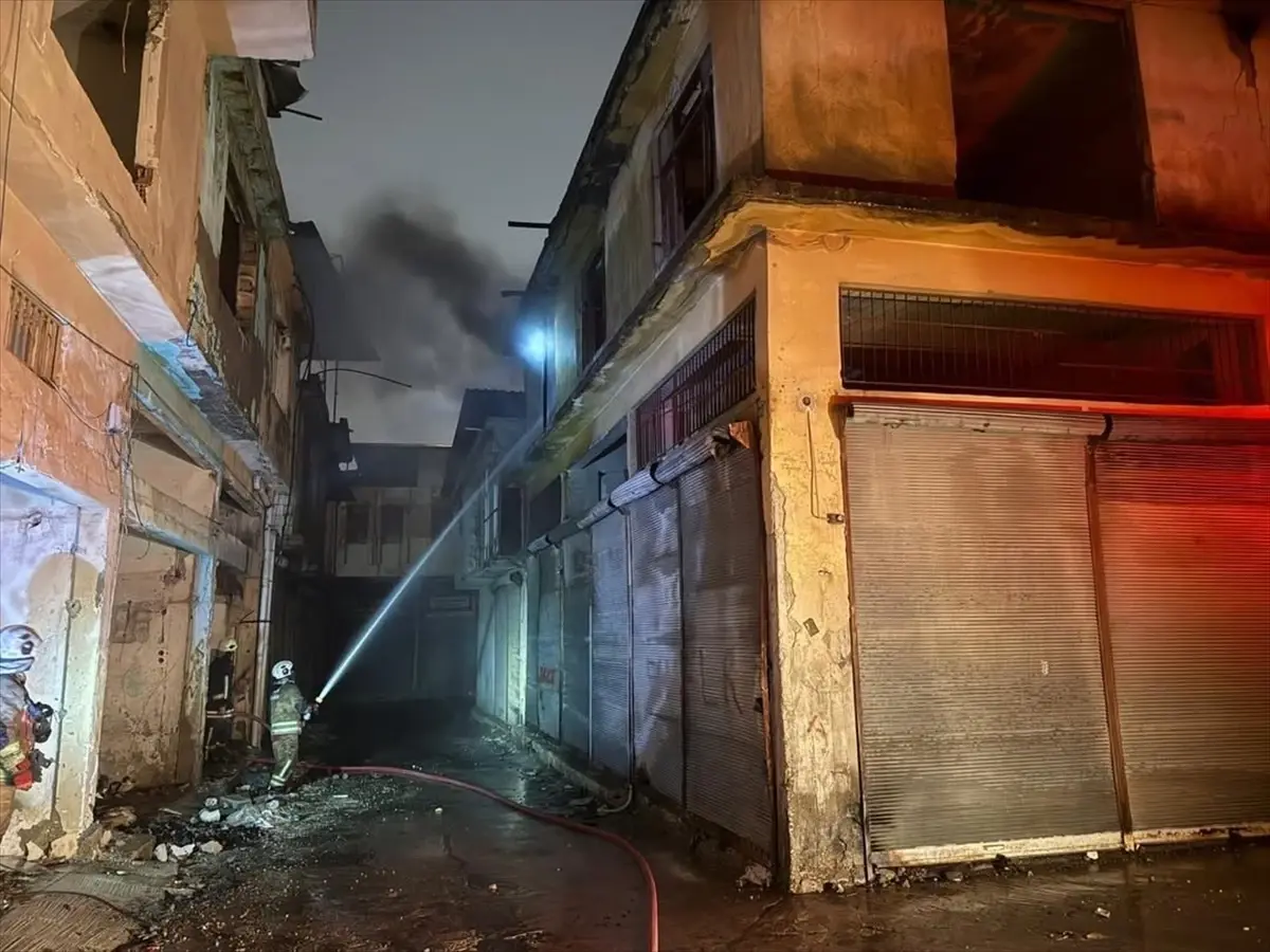 Antakya ilçesinde 2 katlı metruk binada çıkan yangın söndürüldü