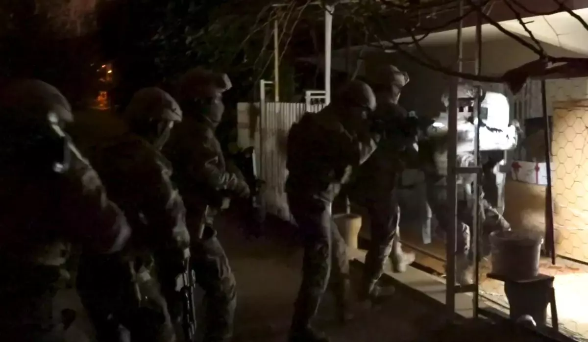 Antalya'da 20 ayrı adrese 150 personelle eş zamanlı operasyon