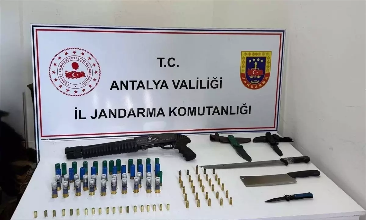 Antalya'da düzenlenen operasyonda ruhsatsız silah ve mühimmat ele geçirildi