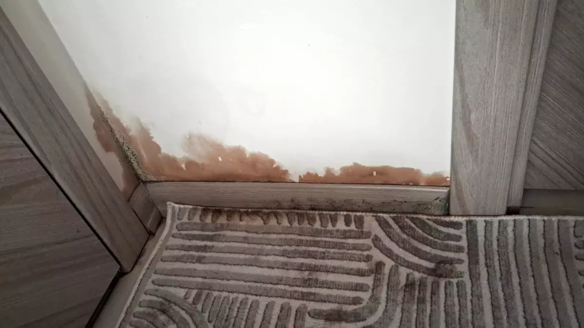 Apartman dairelerinin her yerinden su sızmaya başladı