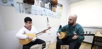 Bağlama çalan görme engelli Taha konser hayaliyle çalışmalarını sürdürüyor