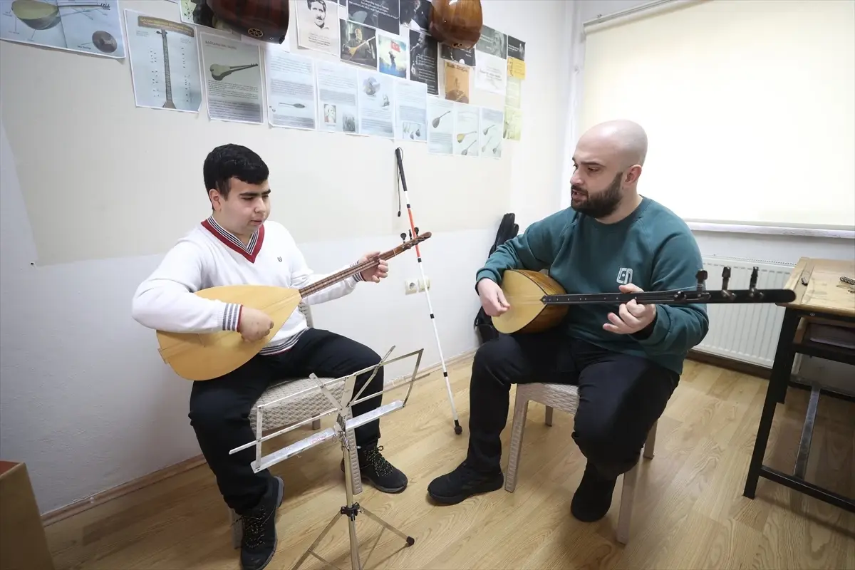 Bağlama çalan görme engelli Taha konser hayaliyle çalışmalarını sürdürüyor