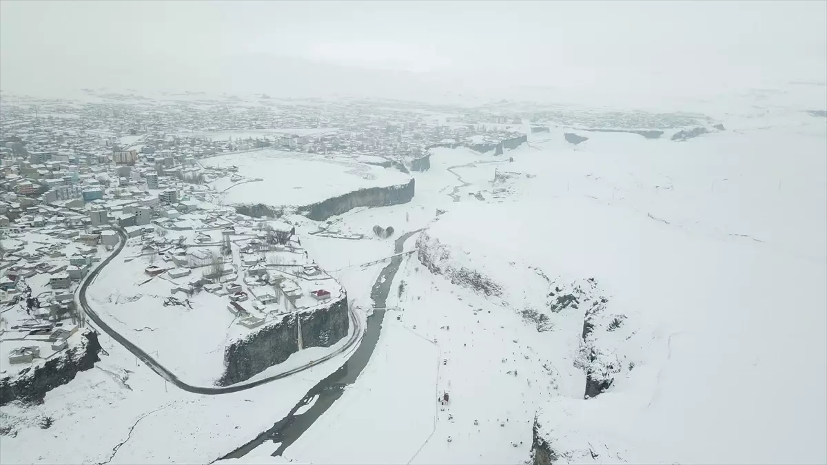 Beyaz örtüyle kaplanan doğa harikası Murat Kanyonu trekking sevenlerin rotasında