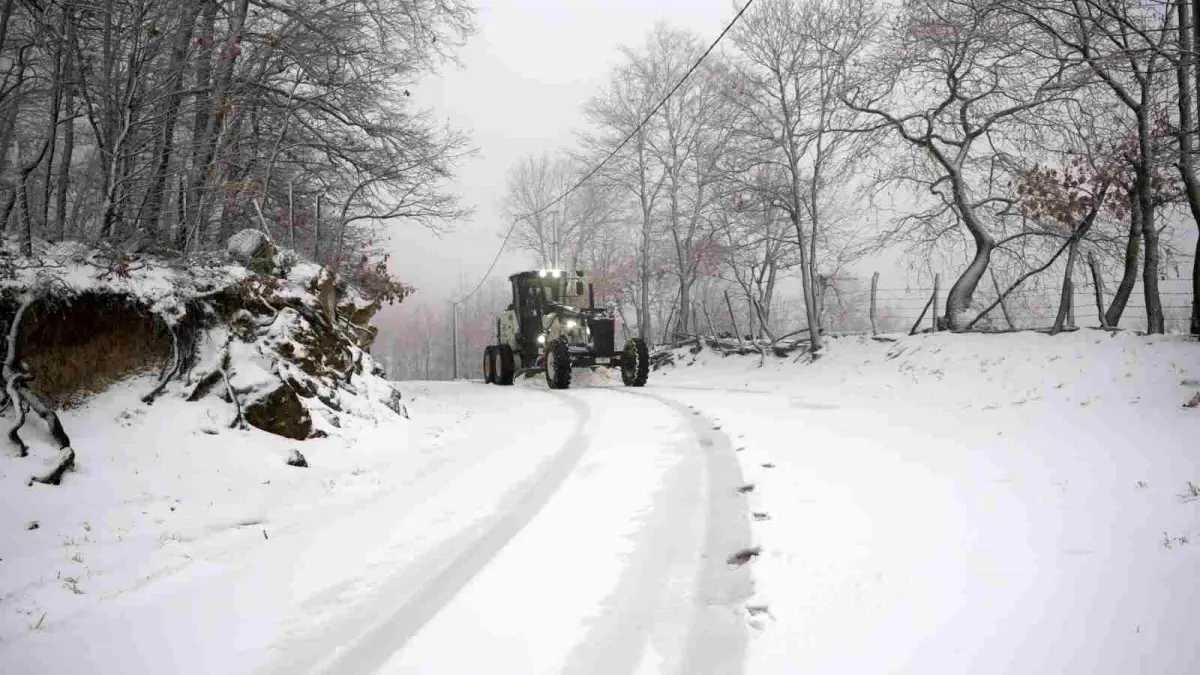 Biga'da karla kaplanan 2 köy yolu açıldı