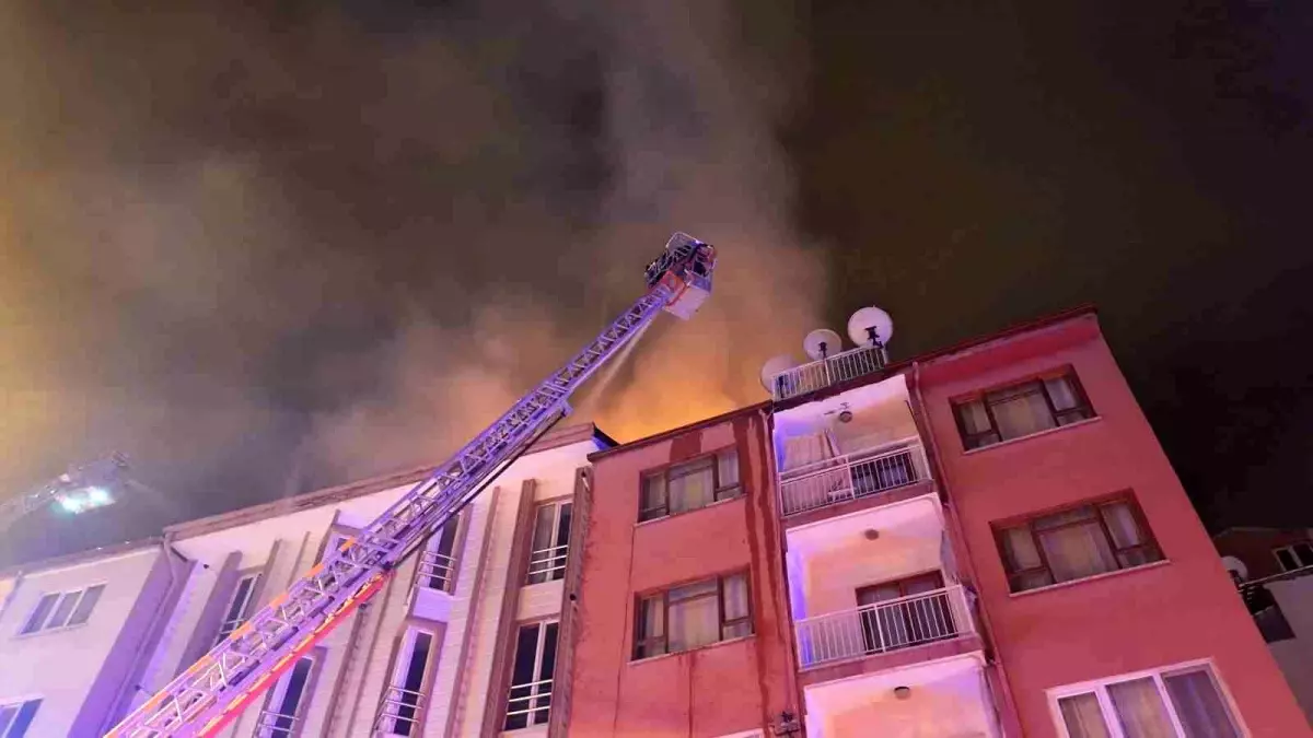 Burdur'da 4 katlı binada korkutan yangın
