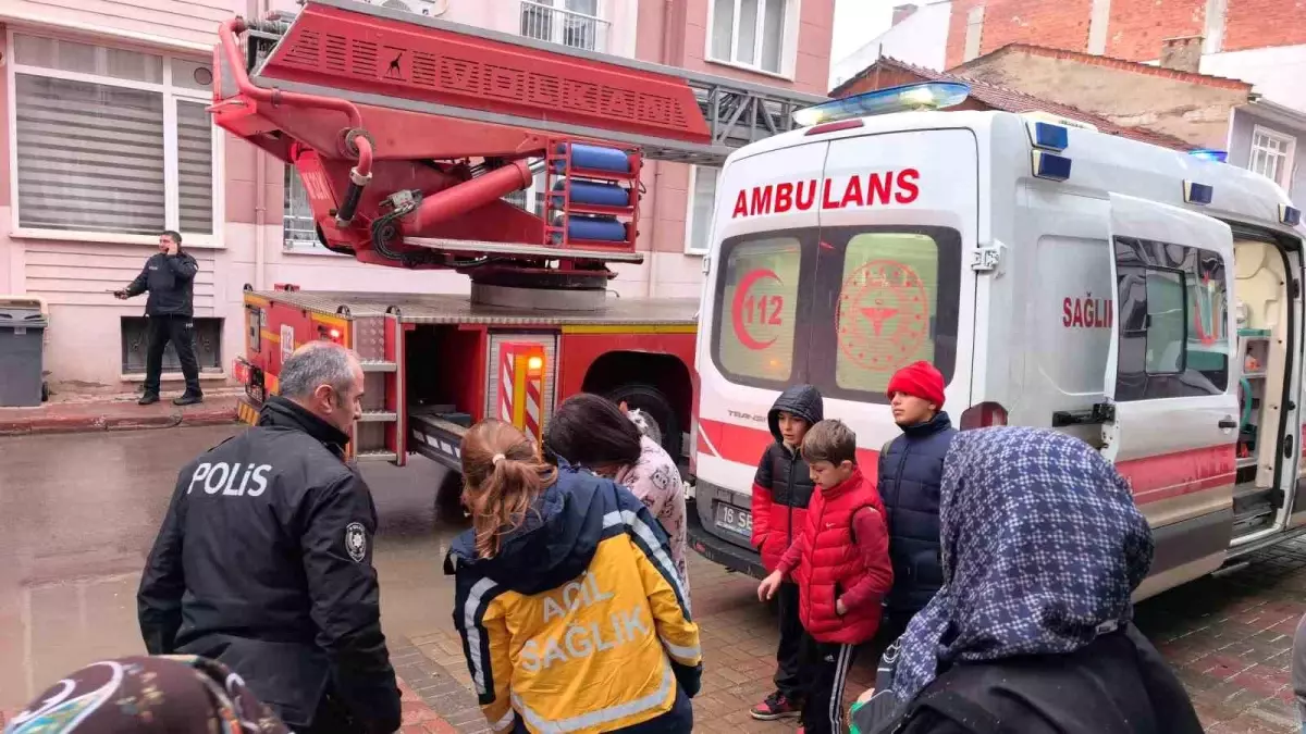 Bursa'da yangında can pazarı...Çocuklar tahliye edildi, kediler kurtarıldı