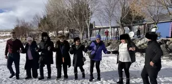 Buzla kaplı Çıldır Gölü'ne gelen turistler gönüllerince eğleniyor