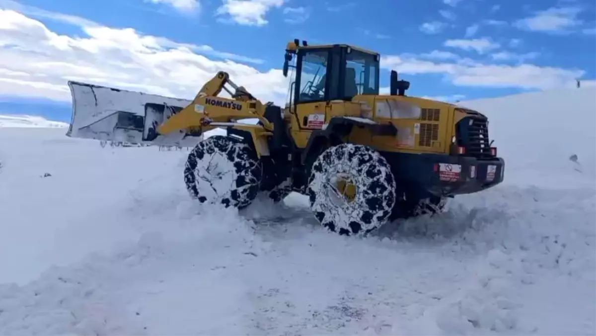 Cenaze aracı yolda kaldı, iş makineleri kapanan yolu açtı