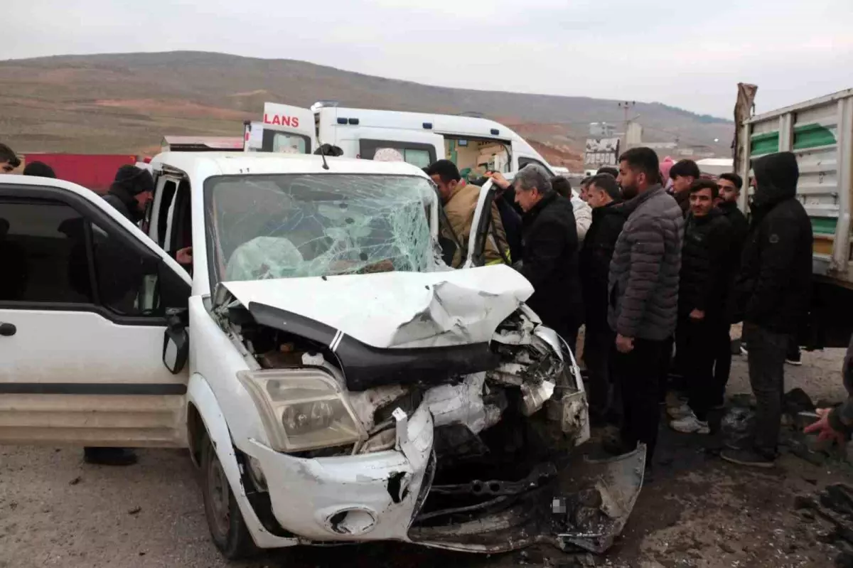 Cizre'de hafif ticari araç park halindeki tırın dorsesine çarptı: 1 yaralı