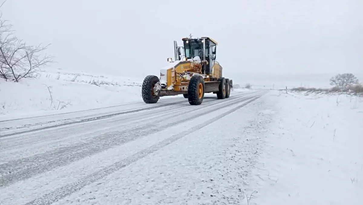 Edirne'de kar kent merkezinde etkisini azalttı, ilçelerde kar küremesi devam ediyor