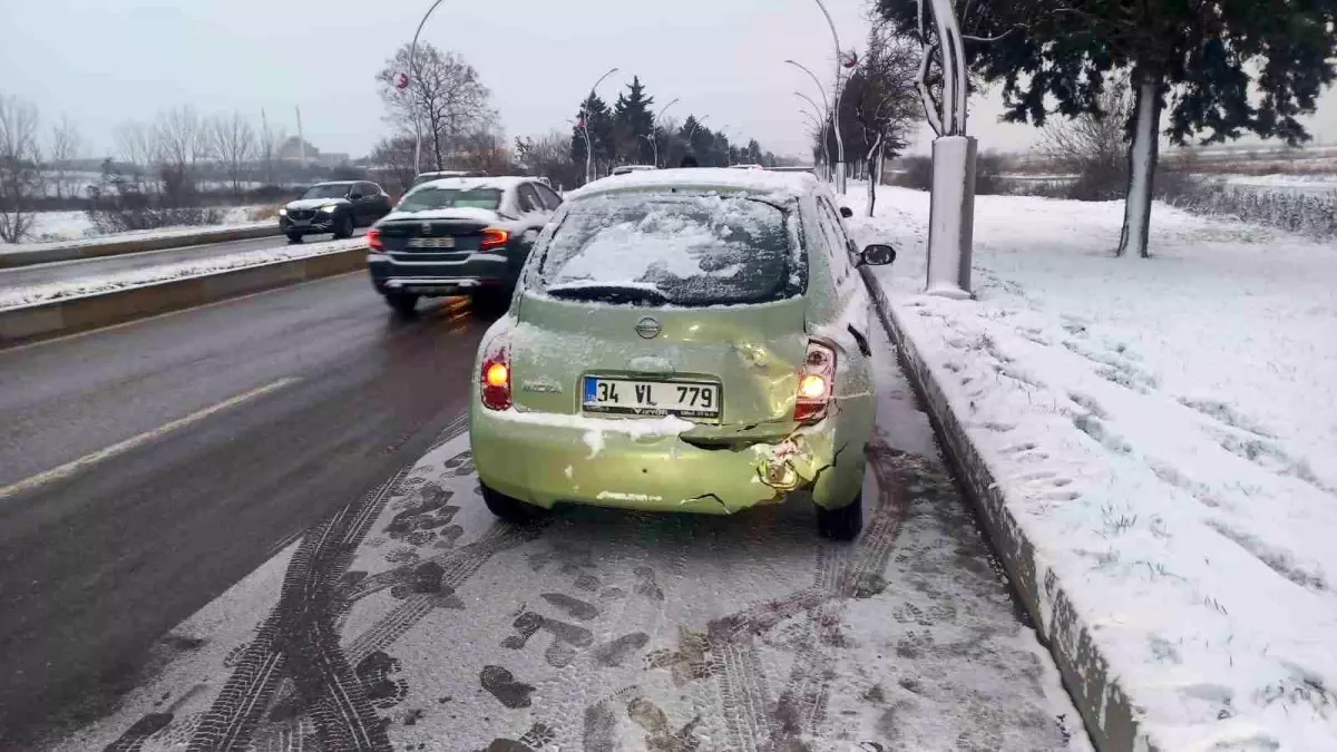 Edirne'de kar yağışında zincirleme kaza: 9 araç birbirine girdi