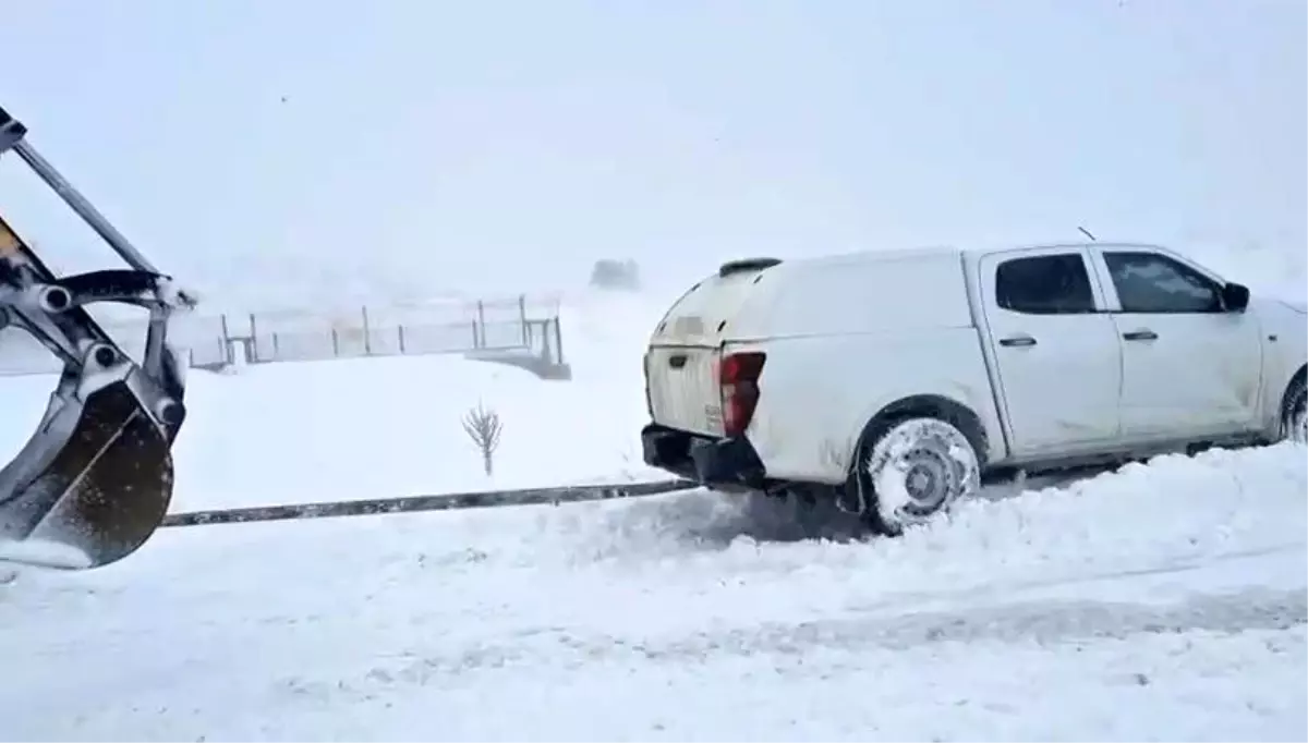 Elazığ'da karda mahsur kalan araçlar kurtarıldı