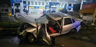 Erzincan'da akaryakıt istasyonunun panosuna çarpan otomobilin sürücüsü yaralandı