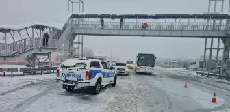 Erzincan'da etkili olan kar yağışı ve sis nedeniyle ulaşım güçlükle sağlanıyor