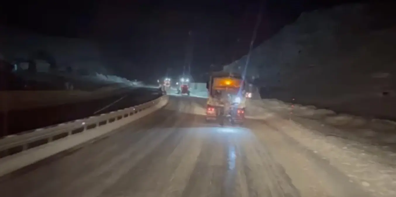 Erzincan'da karayolları karla mücadeleyi aralıksız sürdürüyor